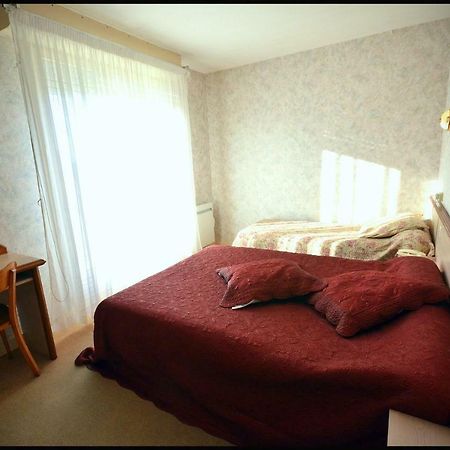 Au Bec Sale Hotell La Menitré Exteriör bild