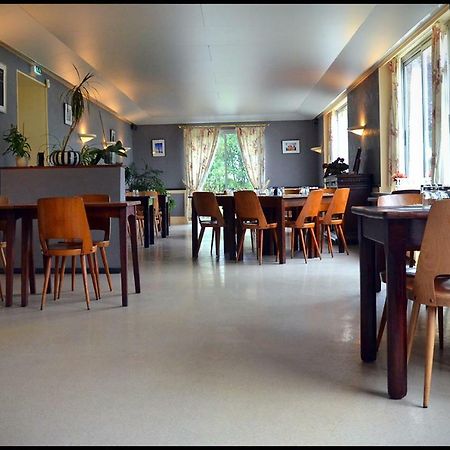 Au Bec Sale Hotell La Menitré Exteriör bild